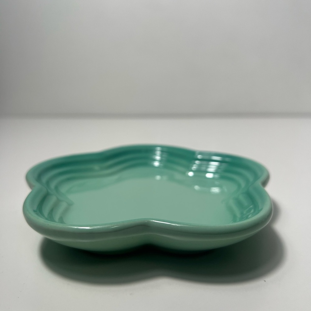 Le Creuset Stoneware Flower Petal Scalloped Trinket Dish Plate Tray - Picture 3 of 11